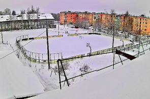 Sportplatz in der Nähe der Schule Nr. 1. Webcams Medvezhyegorsk online