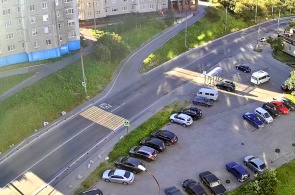 Fußgängerüberweg auf der Straße. Felsig. Webcams Murmansk