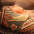 In Ägypten gefunden Mumien mit goldenen Zungen und seltsame Accessoires