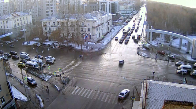 Kreuzung der Straßen der Gemeinde - Engels. Tscheljabinsk Webcam online