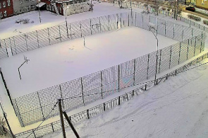 Sportplatz in der Nähe der Schule Nr. 2. Webcams Medvezhyegorsk online