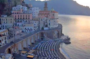 Atrani Beach und Kirche St. Maria Magdalena. Webcams Salerno online