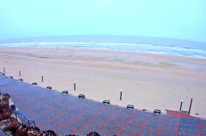 Strand des Atlantis Hotels auf der Insel Biryuchy. Kirillovka-Webcams