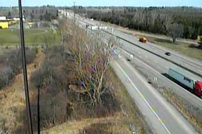 Eine Webcam mit Blick auf den Highway 401 in der Nähe des Sir John Macdonald Boulevard