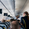 Die Stewardess sagte, zu welcher Tageszeit das Risiko, in die Turbulenzzone zu gelangen, geringer sei