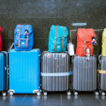 Wie man das Gewicht des Gepäcks reduziert: einfache Empfehlungen des Flughafenpersonals
