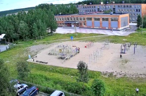 Sportplatz bei Schule Nummer 3. Webcams Polyarnye Zori