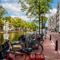 Amsterdam stand vor einem ernsten Problem - auf den Straßen ein Überangebot an Fahrrädern, auf Brücken wegen des natürlichen Parkens ist schwer zu passieren 