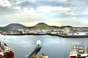Blick vom Hafen auf die Stadt. Webcams Heimaey