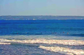 Canggu surft am Strand. Webcams Bali online
